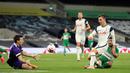 Gelandang Tottenham, Giovani Lo Celso, berusaha mencetak gol ke gawang Maccabi Haifa pada laga play-off Liga Europa 2020/2021 di Tottenham Hotspur Stadium, Jumat (2/10/2020) dini hari WIB. Tottenham menang 7-2 atas Maccabi Haifa. (AFP/Adam Davy/pool)