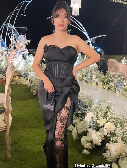 Hesti Purwadinata tampil elegan dibalut corset dress berdetail sweetheart neckline dan high slit dari Sama Studio. [Foto: IG/hestipurwadinata].