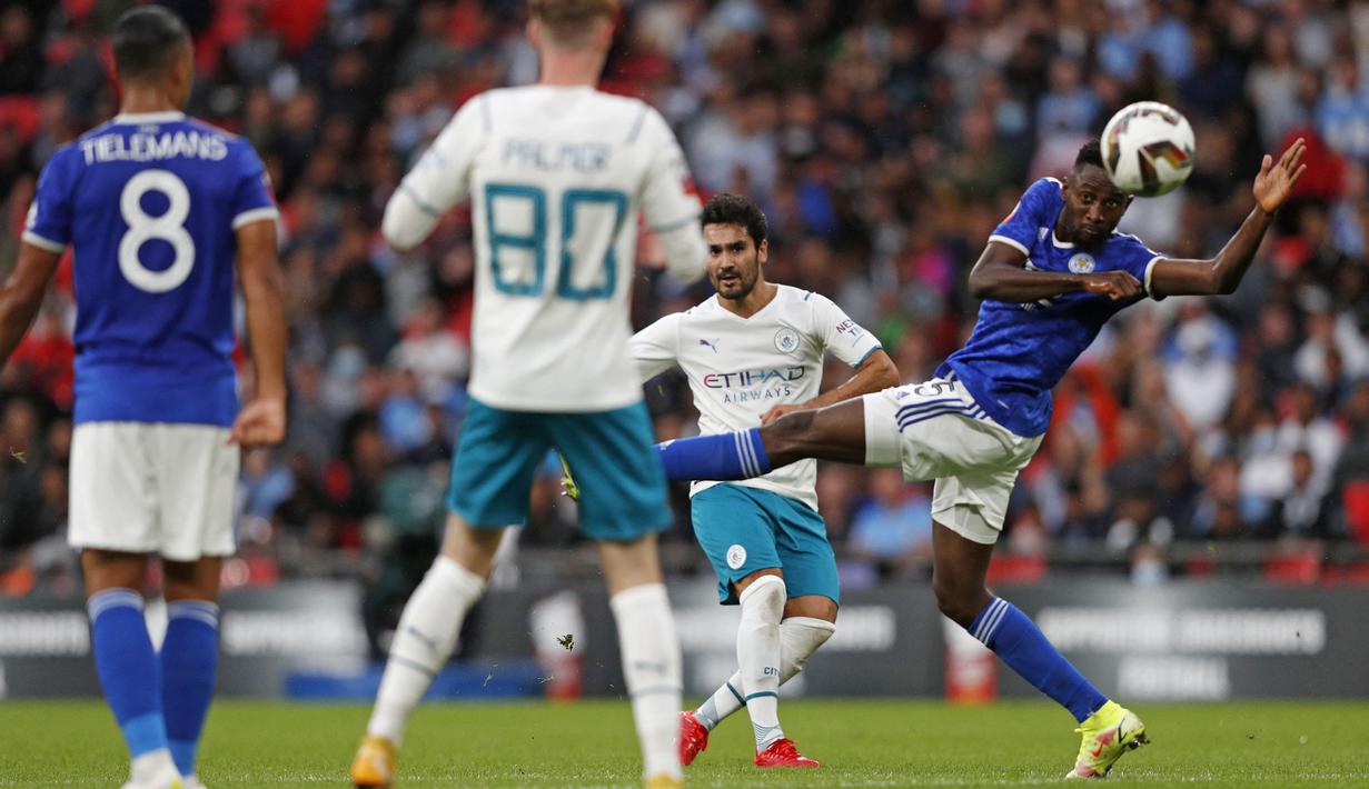 Pada awal babak pertama, Manchester City langsung menguasai jalannya pertandingan. Peluang pertama terjadi pada menit ketujuh lewat gelandang mereka, İlkay Gündoğan (kanan kedua). Sayang, tembakannya dari luar kotak pinalti masih bisa ditepis oleh Kesper Schmeichel. (Foto: AFP/Adrian Dennis)