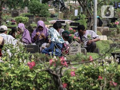 Sejumlah warga berdoa saat ziarah kubur di Tempat Pemakaman Umum (TPU) Karet Bivak, Jakarta, Senin (2/5/2022). Menyambut Hari Raya Idul Fitri 1443 H, umat Islam melakukan ziarah kubur mendoakan sanak keluarga dan kerabat yang sudah wafat. (Liputan6.com/Johan Tallo)