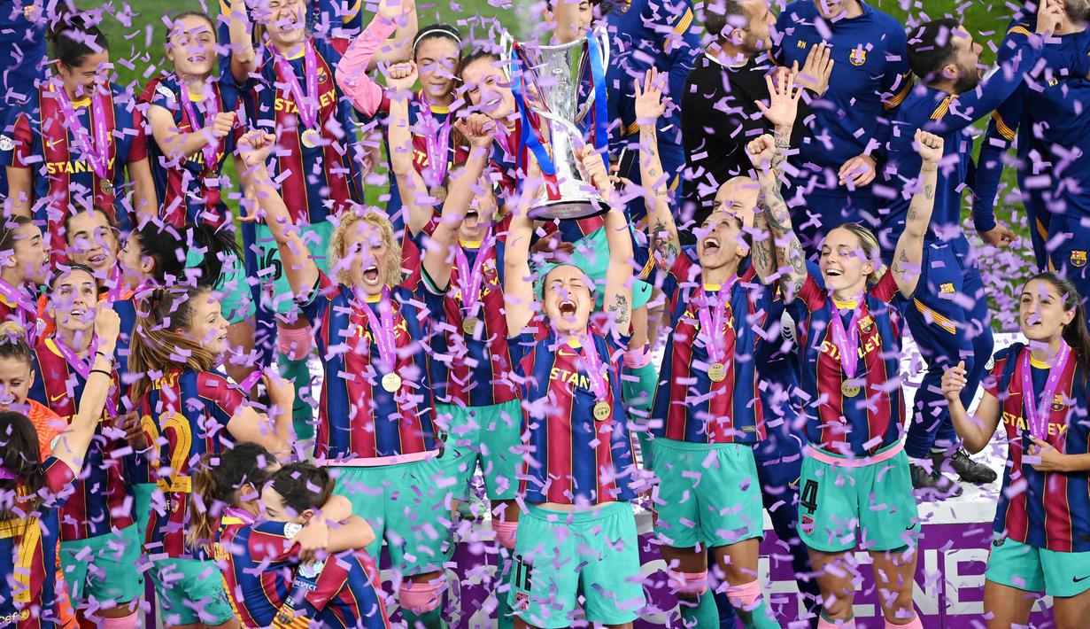 Para pemain Barcelona melakukan selebrasi usai menjuarai Liga Champions Wanita setelah menaklukkan Chelsea di Gothenburg, Swedia, Senin (17/5/2021). Barcelona menang dengan skor 4-0. (AFP/Jonathan NackStrand)