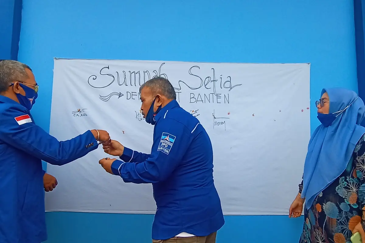 Kader Demokrat Banten membubuhkan cap jempol darah sebagai bukti kesetiaan terhadap AHY.