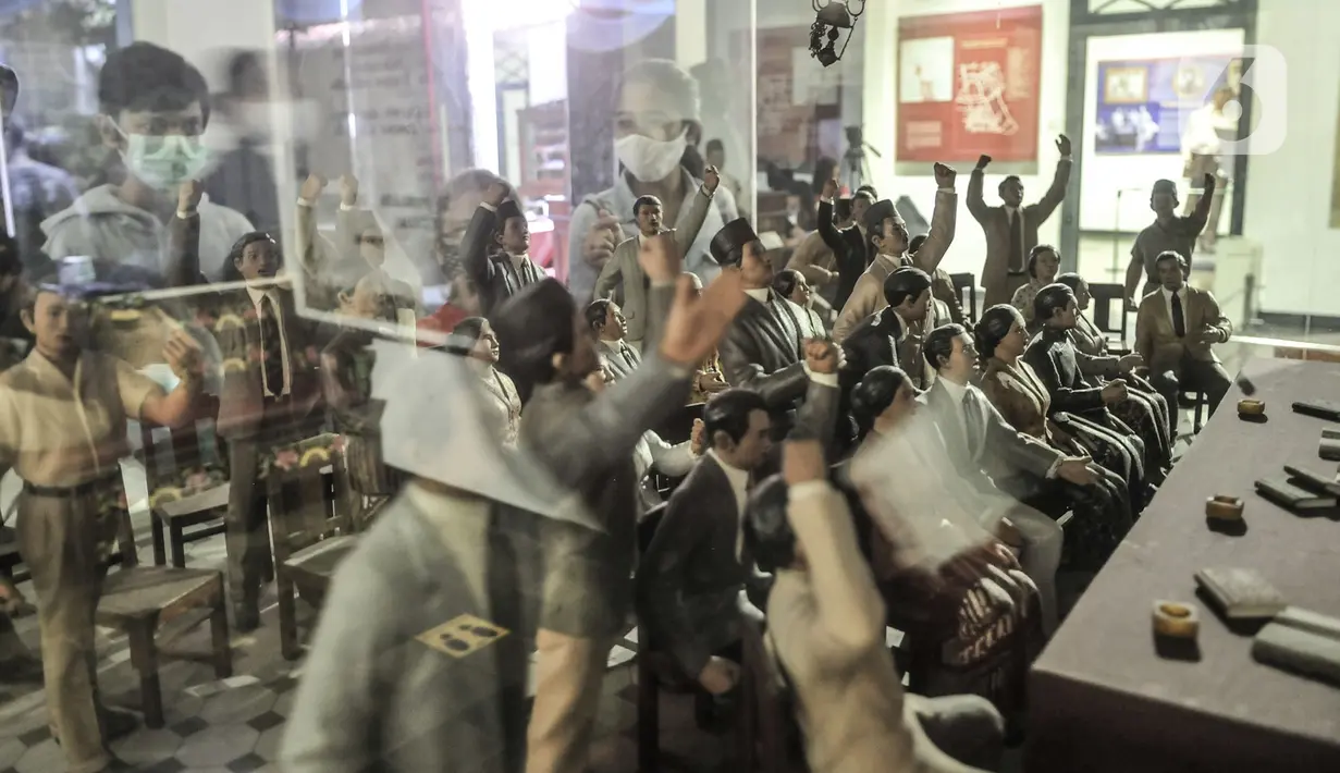 Anak-anak melihat salah satu koleksi sejarah di Museum Sumpah Pemuda, Jakarta, Rabu (28/10/2020). Libur cuti bersama dimanfaatkan untuk mengajak anak-anak mengenal sejarah lahirnya Sumpah Pemuda sebagai bentuk edukasi agar memahami jejak perjuangan pahlawan sejak dini. (merdeka.com/Iqbal Nugroho)