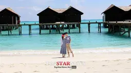 Sungmin Super Junior dan Kim Sa Eun memamerkan kemesraan mereka saat berbulan madu di Pulau Maldives. (www.koreaboo.com)