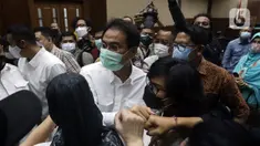 Terdakwa suap penanganan perkara korupsi di Lampung Tengah yang juga mantan Wakil Ketua DPR Azis Syamsuddin usai sidang pembacaan putusan di Pengadilan Tipikor Jakarta, Kamis (17/2/2022). Azis Syamsuddin divonis hukuman 3 tahun 6 bulan penjara dan denda Rp 250 juta. (Liputan6.com/Helmi Fithriansyah)