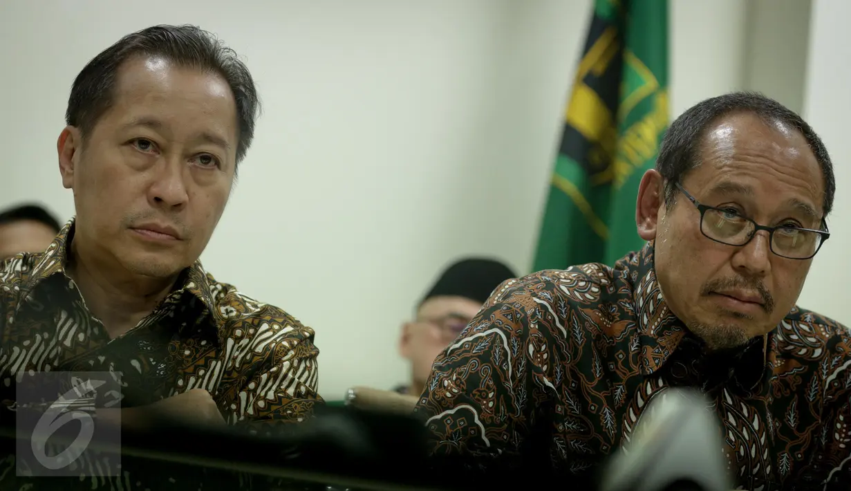 Ketua Umum DPP Partai Persatuan Pembangunan (PPP) Djan Faridz (kanan) didampingi Waketum DPP PPP Humphrey Djemat saat memberikan keterangan pers terkait pemecatan Lulung di Kantor DPP PPP, Jakarta, Senin (13/3). (Liputan6.com/Faizal Fanani)