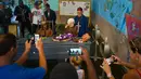 Pria bernama Divaldo Aguiar berbaring di dalam peti saat melakukan festival Burial of Pachencho di Santiago de Las Vegas, Kuba (5/2). Perayaan ini merupakan tardisi masyarakat setempat yang digelar setiap tangggal 5 Februari. (AP Photo/Ramon Espinosa)