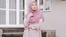 Awkarin mengunggah foto saat menggunakan hijab di akun Instagram pribadinya. Bahkan ia tak hanya mengunggah satu ataupun dua foto saja. (Liputan6.com/IG/@awkarin)