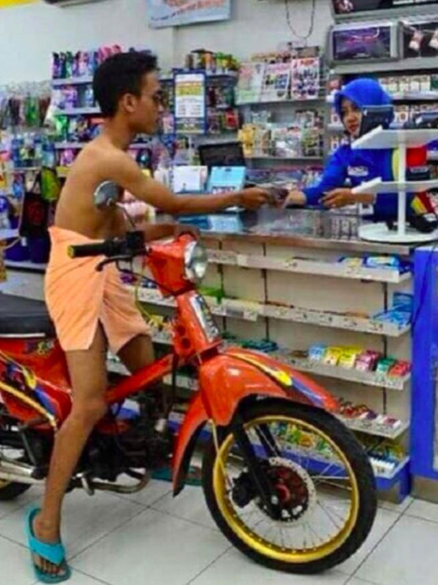 7 Potret Kocak Kelakuan Pengendara Motor, Kelewat Nyeleneh