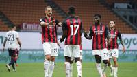 Zlatan Ibrahimovic, Rafael Leao, dan Franck Kessie merayakan gol pertama AC Milan ke gawang Cagliari pada pekan ke-38 Liga Italia di San Siro, Minggu (2/8/2020) dini hari WIB. AC Milan menang 3-0. (Spada/LaPresse via AP)