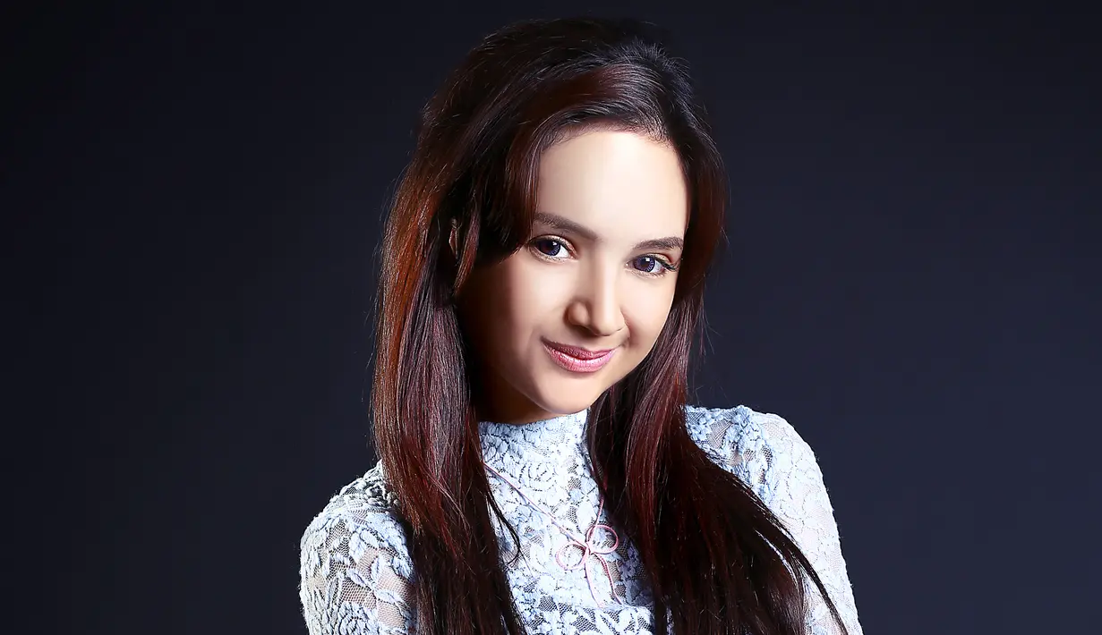 "Kedua orang tua saya amat concern pada pendidikan. Mereka tak melarang sayang ingin terjun ke dunia entertainmen. Namun pendidikan harus tetap dijalankan," kata alumni London School. (Galih W. Satria, Digital Imaging: Muhammad Iqbal Nurfajri/Bintang.com)