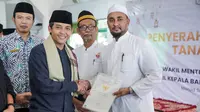 Kementerian Agraria dan Tata Ruang/Badan Pertanahan Nasional (ATR/BPN) terus menggenjot pensertifikatan tanah wakaf. Hal ini ditunjukan dengan penyerahan sertifikat oleh Wakil Menteri ATR/BPN, Raja Juli Antoni. (Foto: Istimewa).