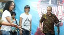 Personel grup band Slank menyambut kedatangan Ketua KPK Agus Rahardjo saat acara Ngobrol Santai Antikorupsi Bersama Slank, KPK, dan ICW di Jakarta, Rabu (12/4). Acara tersebut bertema "Mencegah Regenerasi Koruptor" (Liputan6.com/Immanuel Antonius)