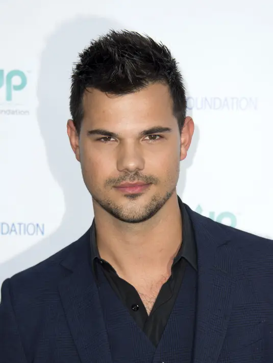 Sebuah sumber mengungkapkan, Taylor Lautner  memperoleh bayaran yang cukup tinggi. Pemeran Jacob di film Twilight ini meraup kekayaan hingga US$7,5 juta. (AFP/Bintang.com)