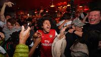 Suka cita menyelimuti para suporter Arsenal setelah The Gunners memastikan diri sebagai juara Liga Inggris musim 2025/2026. (AP Photo/Alberto Pezzali)