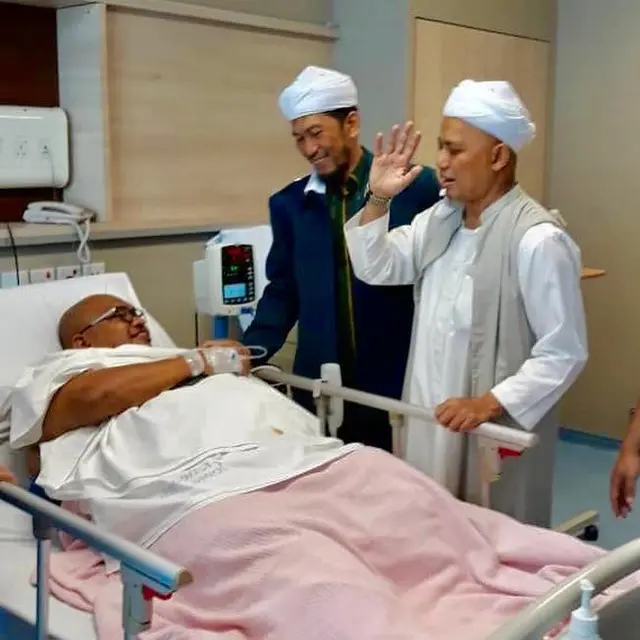 Ustaz Arifin Ilham menjenguk pasien lain di Penang. (Instagram/ kh_m_arifin_ilham)