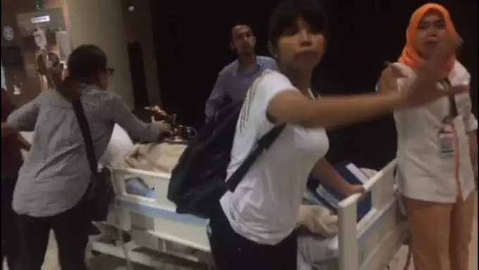 [Bintang] Julia Perez menuju ruang cuci darah