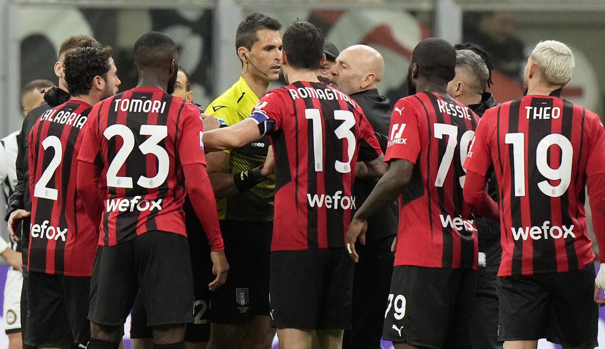 Dua tim sekota dan terdepan dalam perburuan scudetto Liga Italia sama-sama menuai hasil imbang di pekan ke-27, Sabtu (26/2/2022) dini hari WIB. AC Milan diimbangi 1-1 Udinese yang diwarnai gol kontroversial, sementara Inter Milan imbang 0-0 dengan Genoa. (AP/Luca Bruno)