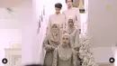 Tak hanya Adiba, keluarga inti juga mengenakan busana berwarna serasi di momen pengajian ini. [Foto: Instagram/hijazpictura]
