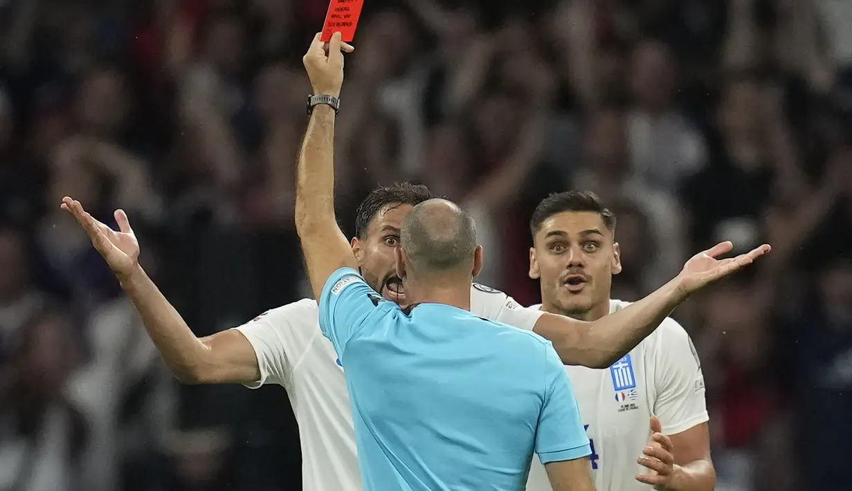 Di laga ini, Yunani bermain dengan 10 orang sejak menit ke-69. Konstantinos Mavropanos mendapat kartu merah karena melakukan tekel keras kepada striker Timnas Prancis, Randal Kolo Muani. (AP Photo/Christophe Ena)
