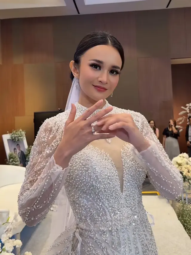 Michelle Ziudith Berperan sebagai Pengantin saat resepsi pakai veil. [@michelleziu]