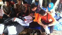 Petugas BPBD Bogor mendata korban pergerakan tanah di tenda pengungsian (Achmad Sudarno/Liputan6.com)