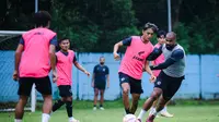 Achmad Maulana dikawal ketat Thales Lira dalam sesi latian Arema FC di lapangan ARG Kabupaten Malang. (Bola.com/Iwan Setiawan)