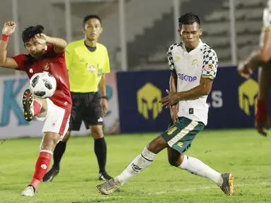 Tendangan keras gelandang Timnas Indonesia  U-23, Kadek Agung berhasil menjebol gawang Tira Persikabo. (Foto: Bola.com/M. Iqbal Ichsan)