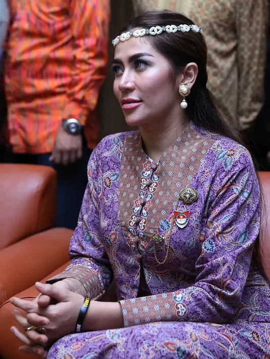 "Pernah dari pembicaranya halus sampai dibilang sok jual mahal. Cuma sejauh ini aku bisa menolak secara halus. Gue tulang punggung keluarga, enggak mungkin kasih duit begituan," aku Cinta Penelope. (Nurwahyunan/Bintang.com)