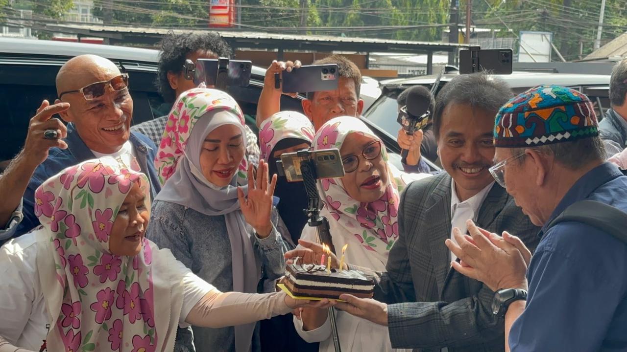 Jelang Putusan Praperadilan, Roy Suryo Dapat Kejutan Ulang Tahun di PN Jakarta Selatan