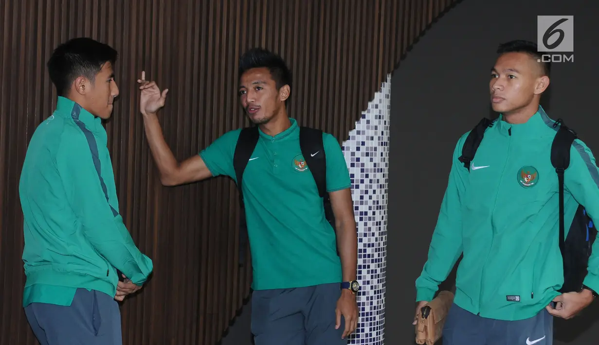 Pemain Timnas Indonesia, Bayu Pradana (tengah) berbincang dengan Hanif Abdurrauf Sjahbandi jelang keberangkatan, Tangerang, Banten, Senin (5/6). Indonesia akan melakoni laga uji coba melawan Kamboja, 8 Juni mendatang. (Liputan6.com/Helmi Fithriansyah)