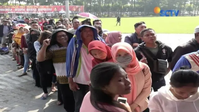 Hari terakhir tukar uang pecahan baru, warga Jember rela antre hingga ujung alun-alun Kota Jember, Jawa Timur.