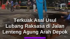 Lubang raksasa sepanjang 16 meter menganga di badan Jalan Raya Lenteng Agung, Jagakarsa, Jakarta Selatan. Titik ambles berada di jalur kendaraan arah Depok.

Kasatpel SDA Kecamatan Jagakarsa, Sartono mengatakan penyebab ambles diduga berasal dari gorong-gorong atau hong di bawah jalan yang sudah ...