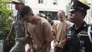 Dua tersangka pemboman Yusufu Mieraili dan Bilal Mohammed tertunduk lesu saat tiba di Pengadilan Militer (20/4). Serangan bom di Bangkok yang menewaskan 20 orang termasuk 14 orang asing, masuk dalam sejarah Thailand. (REUTERS/Chaiwat Subprasom)