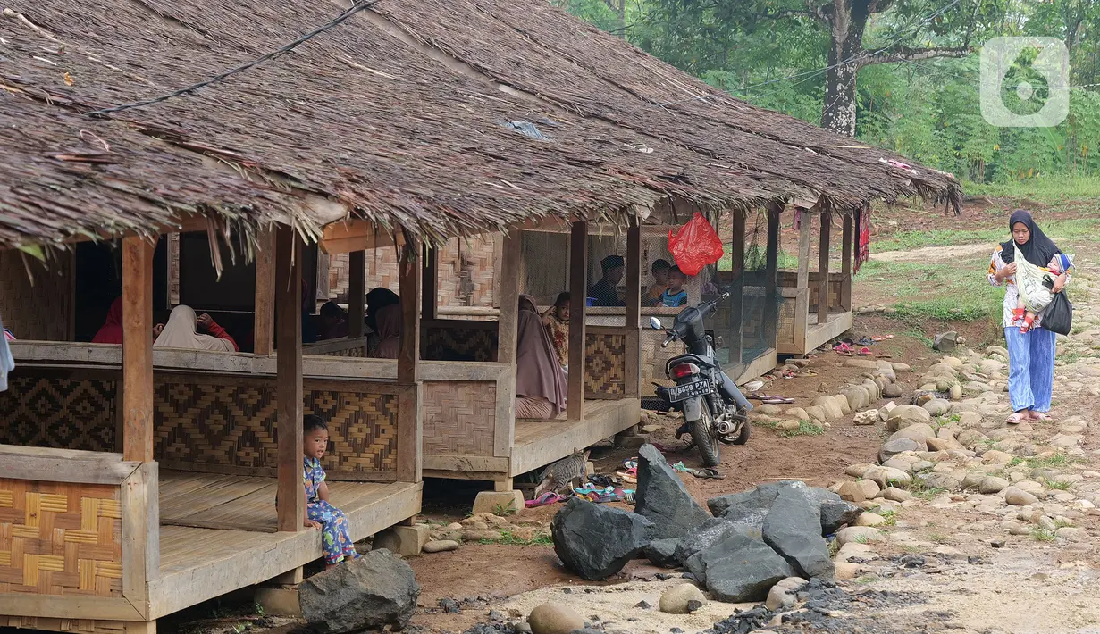 Seorang ibu Baduy muslim menuju tempat pengajian di Kampung Landeuh, Lebak, Banten, Selasa (27/4/2021). Selama Ramadhan, warga Baduy muslim beraktivitas mulai pagi hari dengan pengajian ibu-ibu sedangkan bapak-bapaknya bekerja sebagai kuli pada umumnya. (Liputan6.com/Herman Zakharia)