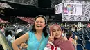 Marshanda dan putrinya, Sienna, kompak tampil feminim saat nonton konser Taylor Swift  di Singapura. [@marshanda99/@iisdahlia]