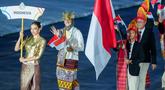 Atlet voli putri Indonesia, Megawati Megawati Hangestri Pertiwi (kiri) dan atlet pelari jarak jauh Indonesia, Robi Syianturi (kanan) terpilih menjadi pembawa bendera Merah Putih di Opening Ceremony SEA Games Thailand 2025 yang digelar di Rajamanggala Stadium pada Selasa (9/12/2025) malam WIB. (Dok. NOC Indonesia)