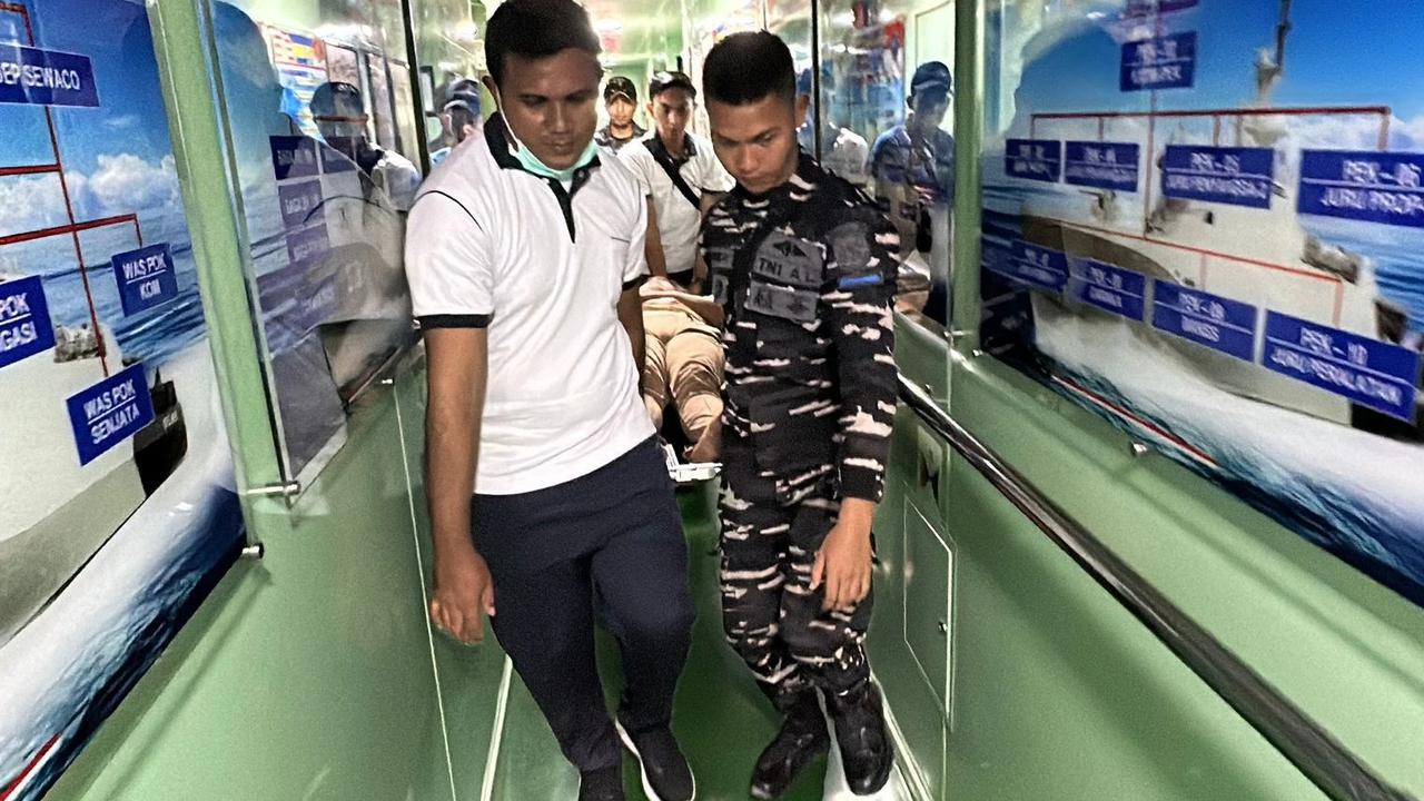 FOTO: TNI AL Evakuasi Korban Kecelakaan Kapal di Perairan Pulau Talise