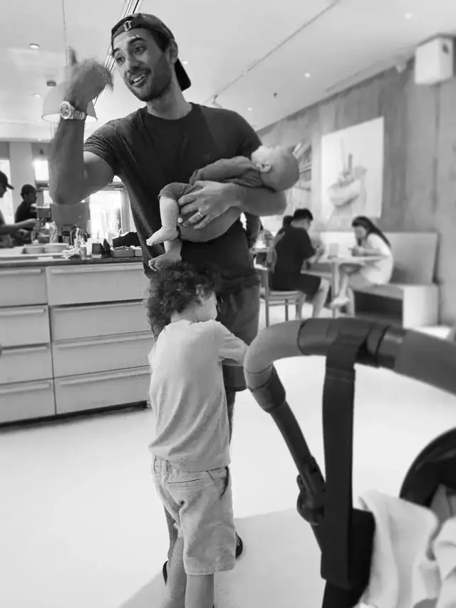 Pesona Hot Daddy Ario Bayu Momong Anak dengan Kain Jarik, Ini Makna Kain yang Dipakai