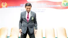Ketua Umum PBSI, Wiranto bersiap untuk difoto usai pelantikan pengurus PBSI di Senayan, Jakarta, Kamis (19/1/2017). (Bola.com/Nicklas Hanoatubun)