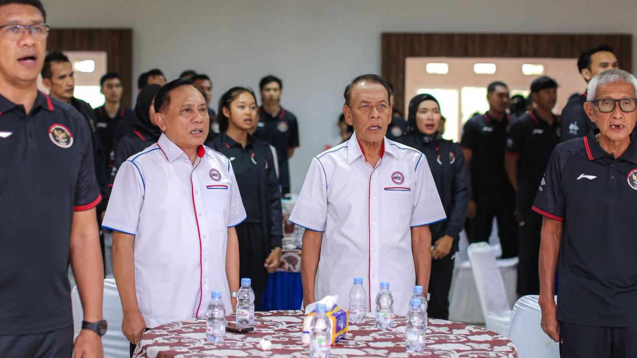 Ketua Umum Persatuan Bola Voli Seluruh Indonesia (PBVSI), Imam Sudjarwo melepas langsung Timnas Bola Voli untuk Asian Games 2023 di Padepokan Voli Jenderal Kunarto, Sentul, Bogor, Kamis (14/09/2023).