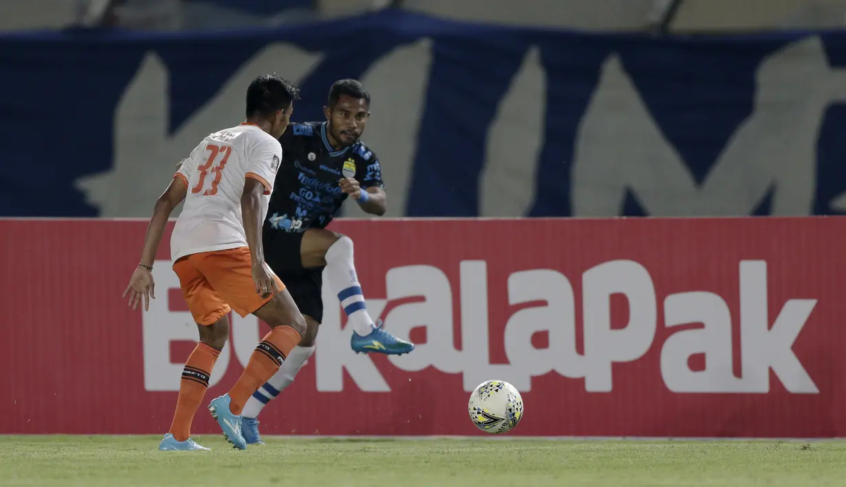 Duel antara pemain Persib Bandung dan Perseru Serui pada laga lanjutan Piala Presiden 2019 yang berlangsung di Stadion Si Jalak Harupat, Kabupaen Bandung, Selasa (12/3). Persib Menang 4-0 atas Perseru. (Bola.com/Yoppy Renato)