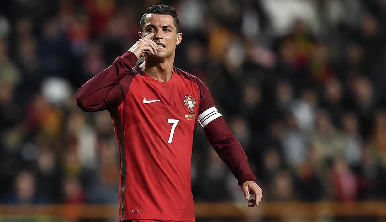 6. Cristiano Ronaldo (Portugal), empat gelar Ballon d'Or pernah diraih bintang Real Madrid ini. Bersama timnas Portugal, CR7 baru saja meraih gelar juara Piala Eropa 2016. Piala Dunia 2018 adalah target Ronaldo selanjutnya. (AFP/Francesco Leong) 