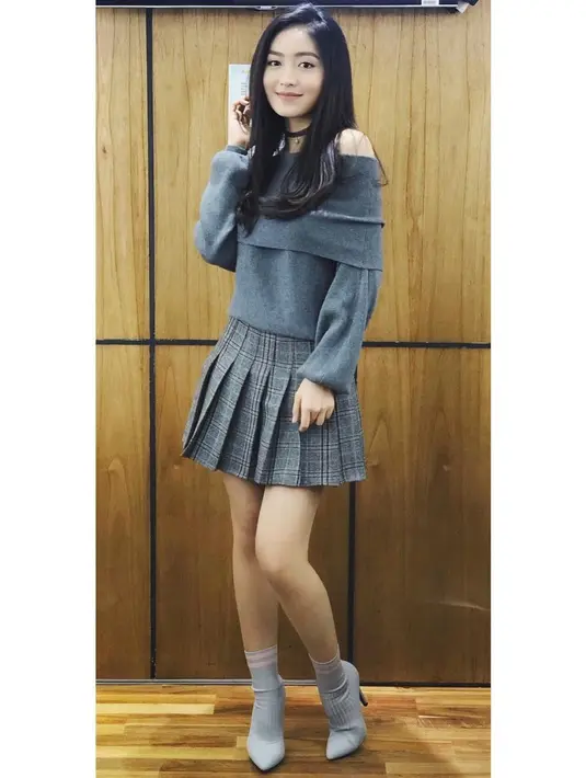 Seperti potret ini, Natasha Wilona tampil manis dengan off shoulder top dan pleats skirt. @natashawilona12.