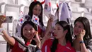 Suporter Korea Selatan berfoto bersama saat menunggu dimulainya pertandingan sepak bola Grup E Piala Asia antara Korea Selatan dan Bahrain di Stadion Jassim Bin Hamad, Doha, Qatar, Senin (15/1/2024). (AP Photo/Thanassis Stavrakis)