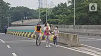 Warga berolahraga saat Car Free Day (CFD) di Jalan Layang Non Tol Antarasari, Jakarta, Minggu (28/6/2020). Pemprov DKI Jakarta menggelar HBKB atau CFD di 32 lokasi baru untuk menggantikan HBKB yang ditiadakan di Jalan Sudirman-Thamrin. (Liputan6.com/Herman Zakharia)