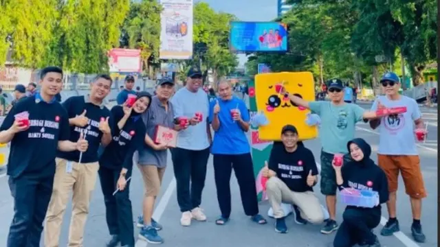 Aksi 'Berbagi di Makassar: Gotong Royong Bersihkan Masjid Sambil Menikmati Lezatnya Pizza.  foto: istimewa