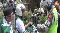Ribuan simpatisan PKB berdesakan saat kampanye hingga menyebabkan beberapa orang jatuh pingsan.