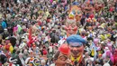 Sejumlah " Schwellkopp " atau kepala besar meramaikan karnaval di Mainz, Jerman, Rabu (11/11/2015). Ribuan akan berteriak ' Alaaf ' dan ' Helau ' selama mengikuti karnaval ini. (AFP PHOTO/Fredrik VON Erichsen)