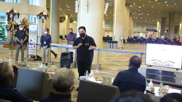 Menteri BUMN Erick Thohir meninjau langsung kesiapan bandara I Gusti Ngurah Rai, menjelang gelaran Konferensi Tingkat Tinggi (KTT) G20 di Bali. (Dok BUMN)